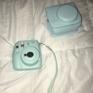 Polaroid w/ Case and Decorative Set